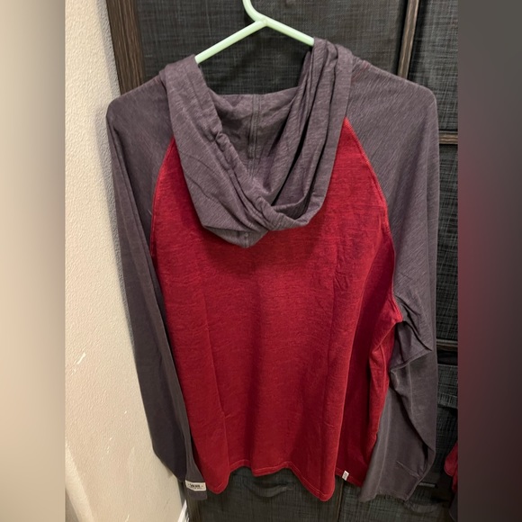 Vans Hoodie Long Sleeve Shirt.  Size XL.  New Condition, no tags. - Picture 2 of 3